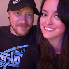 Is there a collapsible hose with brass fittings for all water connections?