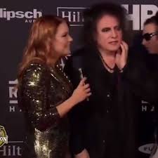 Dirty diana 2012 remaster — michael jackson. Tv Reporterin Uberfallt The Cure Sanger Das Internet Feiert Seine Reaktion Stars
