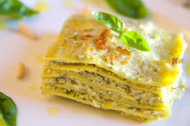 Lasagne al ragu o lasagne alla bolognese, come le volete chiamare sono il primo piatto di lasagne più classiche e più preparate nelle case italiane.appena le porterete in tavola faranno subito festa, si respirerà aria di casa e di cucina delle nonne ed è esattamente così che le preparo io…con la ricetta della mia nonna e della mia mamma che comunque ora è nonna anche lei ovviamente. Lasagne Al Pesto E Ricotta Light E Anche Senza Glutine Ricette Di Cucina