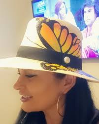 Bella patepluma radicada en Estados Unidos, luce un lindo sombrero de  junco, con arte de mariposas. Gracias Dora Amaya por su preferencia.