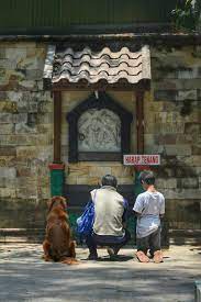Foto Kiriman Albertus Agung Berdoa Bersama Seorang Bapak Dan Anaknya Sedang Berdoa Jalan Salib Di Gereja Ganjuran Bantul Yogyakarta Ta Anjing Gereja Hewan
