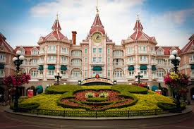 Je hebt natuurlijk het bekende disneyland hotel, in de vorm van een kasteel maar er zijn er nog meer, allen in een eigen stijl met leuke de stijlvolle kamers zijn groot en ingericht in victoriaanse stijl. Disneyland Hotel Voor Een Sprookjesverblijf In Het Luxe Disneyland Hotel