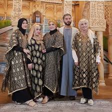 Tak heran, jika seragam lebaran keluarga seleb ini berhasil menjadi inspirasi yang ditiru para penggemar. Baju Seragam Keluarga Untuk Lebaran 2019 Nusagates