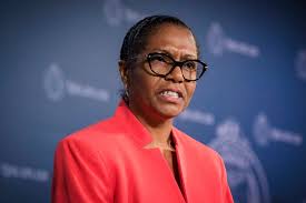 Mãe canadense reencontra filho sequestrado após 31 anos