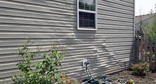 In 2008 new darker colors were introduced to the vinyl world and now two to three years laters these dark siding colors are buckling and warping due to heat attraction that they draw from direct sunlight. Problems With Vinyl Siding Common Issues Major Problems With Siing