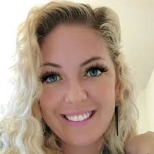 Aileen Roach's Instagram, Twitter & Facebook