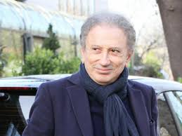 He has been on screen for so long and so permanently (in various shows and on different networks, both public and private), that he once said that some people consider that he was included in the price of their tv sets. 2021 Michel Drucker Feared Amputation I Told Myself That I Would Not Come Back Current Woman The Mag