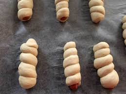 Amici e amiche oggi vi presento una ricetta sfiziosissima… è una ricetta tipica della rosticceria del sud italia… una vera bontà! Rollo Con Wurstel Rosticceria Siciliana Una Siciliana In Cucina