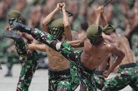 5 latihan kejam dan mengerikan ala pasukan elite tni, bikin bangga. Niatnya Diundang Untuk Latih Prajurit Kopassus Master Karate Jepang Ini Justru Ko Di Tangan Pelatih Silat Indonesia Baru Beberapa Jurus Langsung Tumbang Semua Halaman Grid Hot