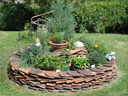 Krauterspirale Aus Alten Dachziegeln Garten Recycling Garten Hochbeet Weinflasche Garten