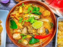 Selain nasi goreng cina dan nasi goreng kampung, nasi goreng tomyam merupakan antara masakan yang popular dan sering dipesan oleh pelanggan di warung dan restoran yang menjual secara à la carte. Tomyam Sayur Thai Resipi Istimewa Yang Sangat Sedap