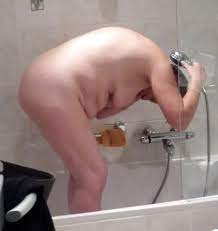 Meine Frau nackt in der Badewanne