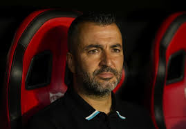 Diego Martínez, muy criticado: ¿Cantó el himno del Sevilla FC antes del  partido?