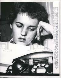 1958 Press Photo Doris Lynn Bowling re-reads a letter from Donald Keeton