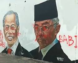 Gambar Mural Agong, Dr Noor Hisham, Muhyiddin Diconteng Kata-Kata Kesat