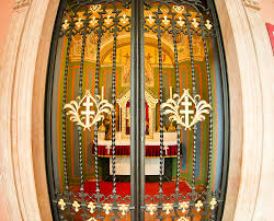 A szent jobb a díszes ereklyetartóban (1985) (mti foto: Turizmus Szent Jobb Kapolna