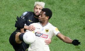Η ένταση στο παιχνίδι του άρη με την αεκ στα play off της superleague ήταν μεγάλη, μετά και τα πέναλτι που έδωσε ο διαιτητής και οι παίκτες την… εκτόνωσαν στο τέλος του αγώνα. Mzxcuh Rr R88m