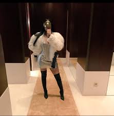 Nicki Minaj is serving up a new look while in attendance at Paris Fashion Week