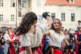 Vom încerca să reconstituim istoric obiceiurile și tradițiile de. Festivalul Medieval CetÄƒÅ£i Transilvane