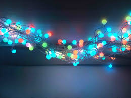 Les guirlandes d'extérieur peuvent vous démontrer leur intérêt tout au long de l'année : Guirlande Lumineuse Led Pour Exterieur 2 M X 2 M Ip65 Etanche 200 Led Pour Noel Alimentee Par Piles Guirlandes Lumineuses Fitelegance Cuisine Et Maison