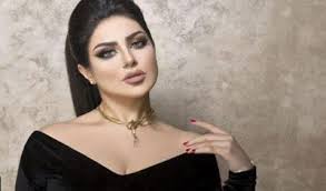 حليمة بولند و صورة الوحل و غضب الجمهور Cross Necklace Choker Necklace Necklace