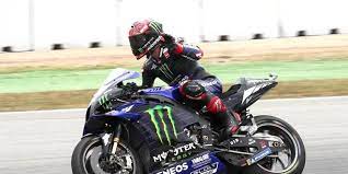 Berita dan foto terbaru fabio quartararo fabio quartararo untuk kelima kalinya meraih pole position atau posisi start terdepan.valentino rossi menempati posisi start ke 11 dan marc marquez 13. Motogp Fahrer Uneins Hatte Quartararo Die Schwarze Flagge Sehen Sollen