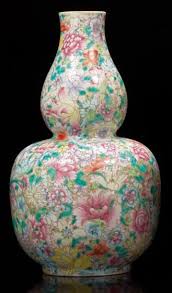 Chine Vase Double Gourde A Decor Mille Fleurs En Emaux De La Famille Rose Porte Au Revers Une Marque Qianlong En Chinese Vase Chinese Art Ceramic Sculpture