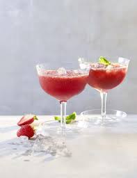 Erdbeer Daiquiri Rezept In 2020 Erdbeer Daiquiri Erdbeer Margarita Erdbeerbowle Rezepte