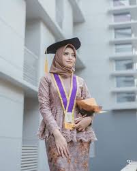 Seperti model dress brokat pendek untuk pesta terbaru yang ada di atas dengan gambar bunga membuat para wanita akan semakin cantik dan elegan. Desain Baju Wisuda Brokat Kumpulan Soal Pelajaran 7