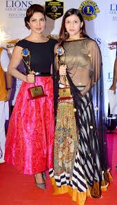 Priyanka Chopra With Cousin Mannara Barbie Handa At The 21st Lions Gold Awards Bollywood Bollywood Celebrities Gorgeous Fashion