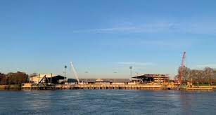 Das stadion hat momentan eine kapazität von 55.017 zuschauern und ist gegenwärtig nach dem old trafford das zweitgrößte stadion in greater manchester und nach dem tottenham hotspur stadium, dem emirates stadium und dem london stadium das fünftgrößte fußballstadion in der premier league. Baufortschritte Bei Fulham Stadionwelt