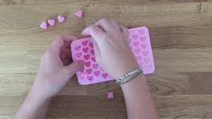 Quando si hanno ospiti, per un pranzo, una cena, o più semplicemente per un caffè o the, si dispone sul tavolo la zuccheriera e la lattiera. Zollette Di Zucchero A Forma Di Cuore Youtube
