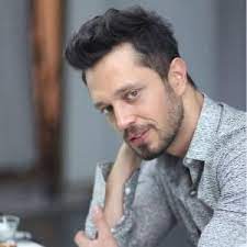 Murat boz'un, dmc etiketiyle yayınlanan can kenarım isimli tekli çalışması, video klibiyle netd müzik'te.söz & müzik: Liedtext Murat Boz De