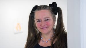 Att bli utvald och inköpt ger lokala konstnärer tyngd och prestige