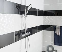 Même si la sobriété des couleurs ne fait aucun doute, elle n'en demeure pas moins résolument contemporaine. Tendance Deco Inspiration Salle De Bain Noire