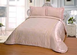 Satın almış olduğunuz bazanızın üzerine çoğu insan yorgan veya battaniye ile örterler. Saten Yatak Ortusu Seti Cift Kisilik Krem Fiyati