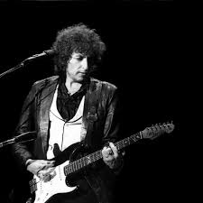 Iconic singer/songwriter and musical wanderer who rose to prominence during the '60s folk revival and changed the world of music. Bob Dylan Wird 80 Sturmer Und Dranger Spieler Grubler Und Clown Musik