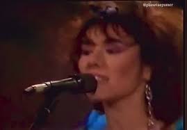 📹 “Me dijeron que te diga” // Viuda E Hijas de Roque Enroll en Badia & Cia  (1986)., La banda estaba formada por:, Mavi Diaz, voz., Claudia Sinesi,  bajo y voz., Claudia Ruffinatti, teclado y voz., ...