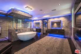 This plan is a great mix of flexibility, luxury, and efficiency. 51 Sleek Modern Master Bathroom Ideas Photos Luxurymasterbathroomphotos Modern Master Bathroom Mansion Bathrooms Luxury Master Bathrooms