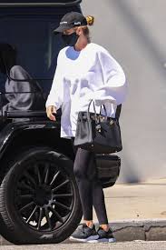 Da copiare al posto del solito tailleur. Rosie Huntington Whiteley Out In Los Angeles 04 26 2021 Celebmafia