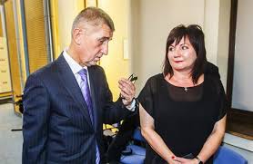 Na videu, které je ke zhlédnutí na webu evropské komise, je zjevné, že schillerová naprosto není schopná reagovat na otázku v. Ze Jsem Brzdila Vysetrovani Babise Neni To Technicky Mozne Tvrdi Schillerova Byznys Lidovky Cz