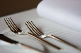 Tisch decken knigge, tisch eindecken gläser, tisch decken regeln. Beim Tisch Eindecken In Der Gastronomie Hat Alles Seinen Genauen Platz Metro