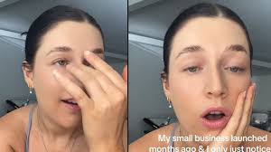 Revisaba la página web de su emprendimiento y notó que había subido una  foto por error que la avergonzó