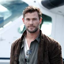 Chris hemsworth is having a very good friday. Chris Hemsworth Dreht Er Mit Mib Kollegin Tessa Thompson Ein Drama Gala De