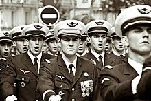 Si la france n'a «plus besoin d'appelés pour faire leur service militaire», il faut pour autant évoluer vers une armée de métier. Service Militaire Wikipedia