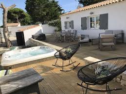 Location Ile De Re Maison Idealement Situee A 30 M De La Plage Et 450 M Centre Ville Maison Exterieure Maison Maison Ile De Re