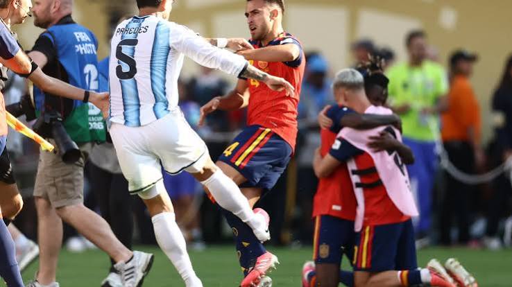 Agress&otilde;es de Paredes na final da Copa repercute no mundo: "Vergonha, comportamento nojento" | GZH