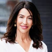 Lisa Hiett's Instagram, Twitter & Facebook