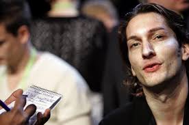 Bilder från presskonferensens schlagervimmel