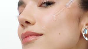 MANU GAVASSI é o novo rosto de NEUTROGENA® para HYDRO BOOST®